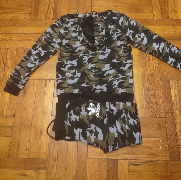 Great Condition!! Cool Camouflage Adidas women sweatsuit - Picture 3 of 4